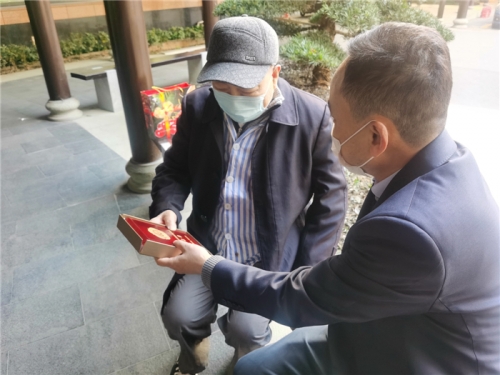 【关怀慰问】新年送祝福  致敬老战士——人生就是搏集团领导上门慰问老干部